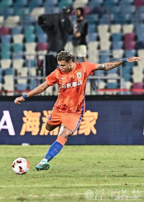 费利佩抓住山东泰山失误机会上演精彩抽射