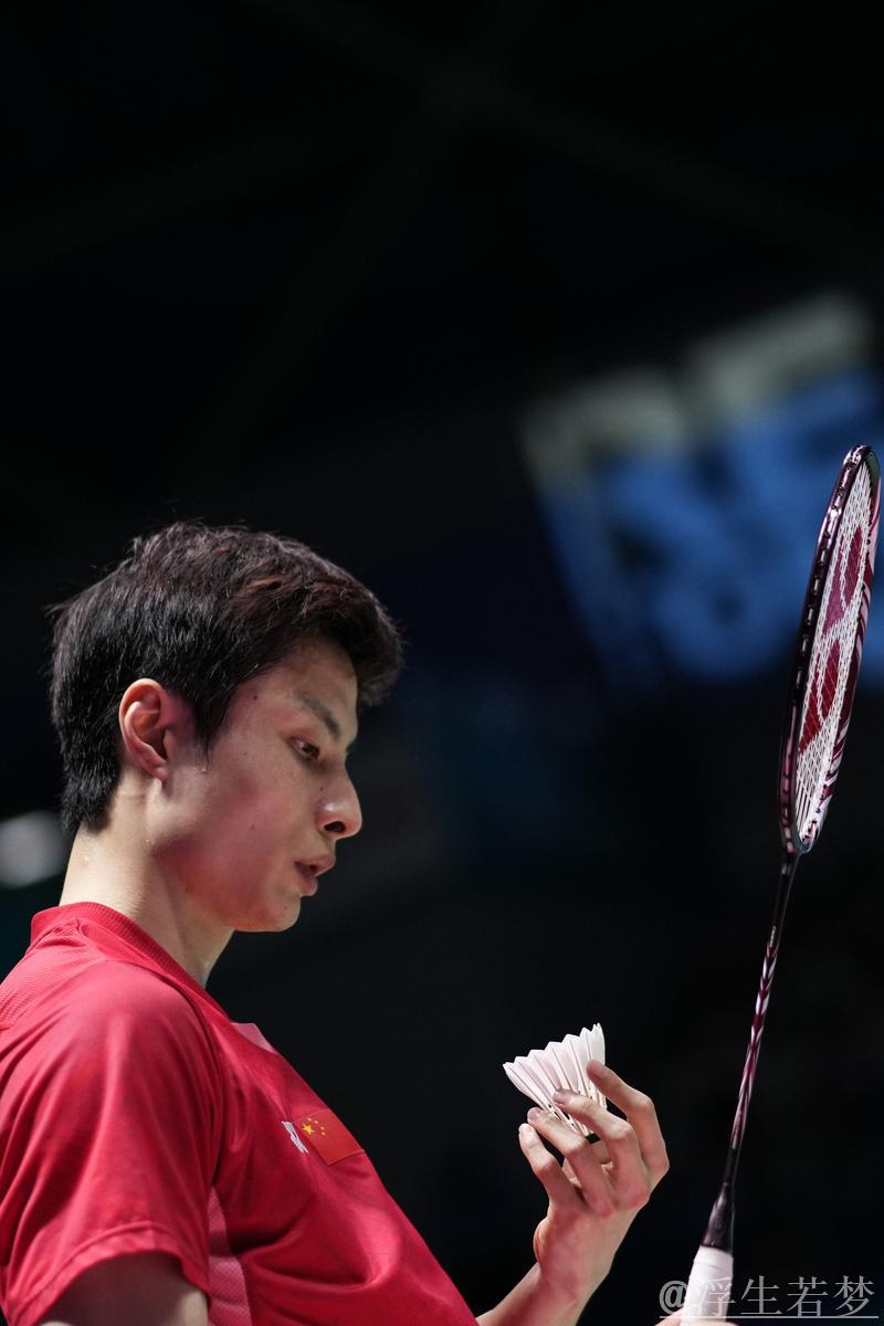 石宇奇直落两局战胜周天成，闯入中国羽毛球公开赛男单决赛